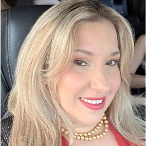 🥰 Hello, welcome to my closet. keep in mind I usually accept reasonable offers.